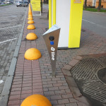 Электрозаправка на стоянке возле парка Чалюскинцев