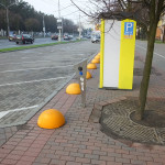 Электрозаправка на стоянке возле парка Чалюскинцев