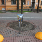 Электрозаправка на стоянке возле парка Чалюскинцев