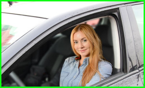 Женщина автоиснтруктор не упрекнет в том, что парковка или торможение не получилось идеально, а будет скрупулезно отрабатывать с курсантом сложный для него элемент вождения.